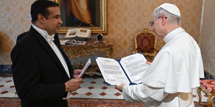 Embajador Víctor Suárez presenta Cartas Credenciales ante la Santa Sede