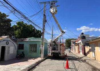 Edesur adecúa redes eléctricas, instala transformadores y normaliza clientes en Baní