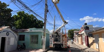 Edesur adecúa redes eléctricas, instala transformadores y normaliza clientes en Baní