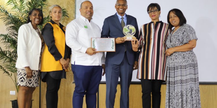 Reconocen varios centros educativos de la Regional 15 en concurso “Mi Escuela Limpia”