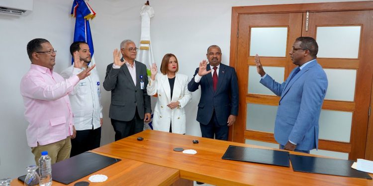 Juramentan nuevo Comité de Compras IDOPPRIL