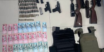 PN ocupa arsenal de armas ilegales y arresta a tres personas durante allanamientos en comunidad de El Pino, Dajabón