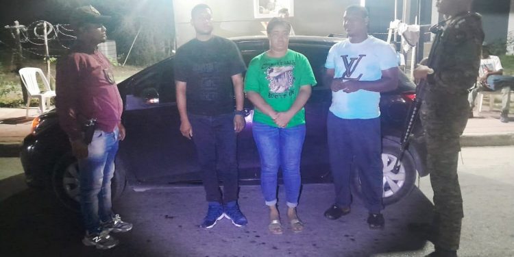 Raso de la FARD fue detenido con una haitiana indocumentada en el baúl de un vehículo en Las Matas de Farfán