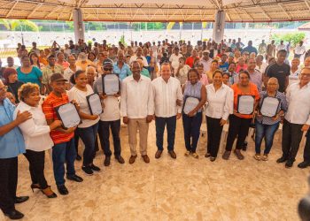 Entregan de 341 títulos de propiedad en El Café de Herrera, SDO