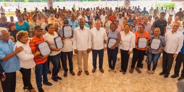 Entregan de 341 títulos de propiedad en El Café de Herrera, SDO