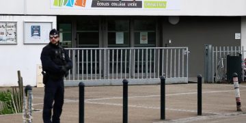 Un alumno de 15 años asesinó con un cuchillo a una docente en escuela de Francia