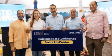 Carolina entrega 282 luminarias led instaladas para mayor seguridad en Los Prados