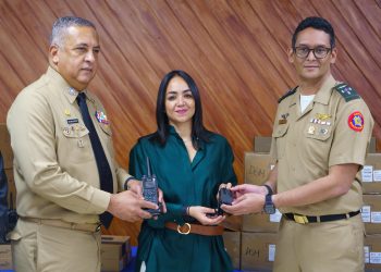 El MIP entrega a la DGM 200 radios y 200 “Bodycams” para fortalecer y transparentar operaciones migratorias