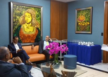 Antonio Espaillat, se presenta en la procuraduría acompañado de abogados y familia