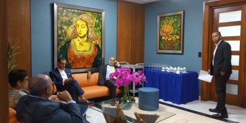 Antonio Espaillat, se presenta en la procuraduría acompañado de abogados y familia