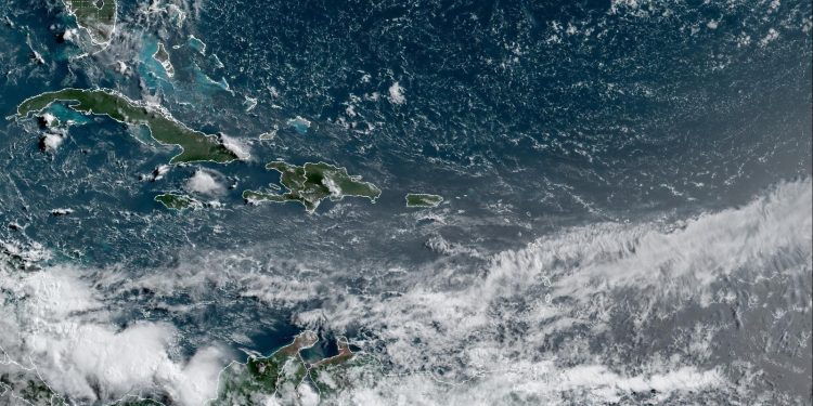 Indomet: Aguaceros con tronadas y ráfagas de viento por vaguada y paso de onda tropical