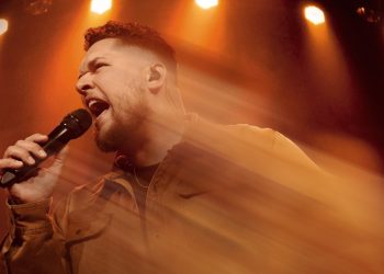 Henry Crespo presenta “Invencible”: canto de guerra y adoración al Dios que nunca pierde una batalla