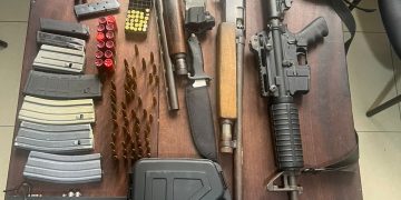 PN y MP ocupan siete armas de fuego, cargadores, municiones y otras evidencias durante allanamiento en Moca