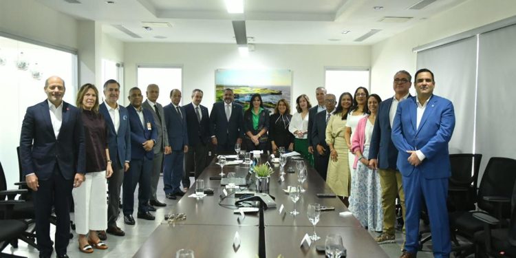 JCE presenta avances de la nueva cédula a Cámara Americana de Comercio