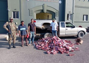 Descubren contrabando de más 38 mil cigarrillos ocultos entre el chasis y cama de una camioneta en Montecristi