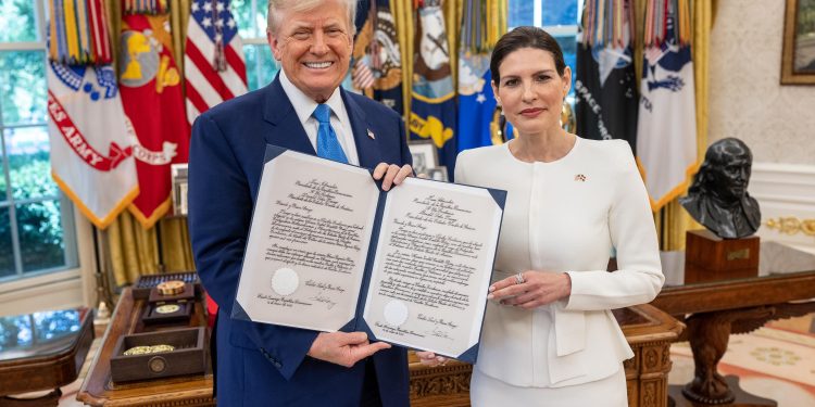 Embajadora en Washington presenta cartas credenciales a Donald Trump