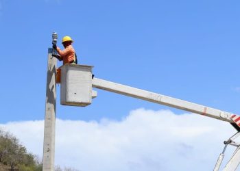 EDENORTE rehabilita red eléctrica en Belloso, Luperón, beneficiando a más de 400 familias y comercios