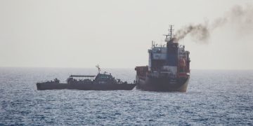 Dos buques petroleros chocan y se incendian cerca del estrecho de Ormuz