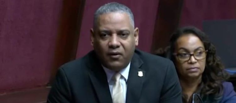 Diputado FP se reintegra a sus labores legislativas tras superar tragedia Jet Set; demanda Código Penal