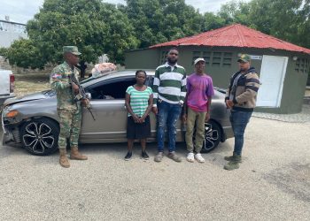 Conductor con indocumentados impacta contra una cabaña al intentar huir de miembros del Ejército