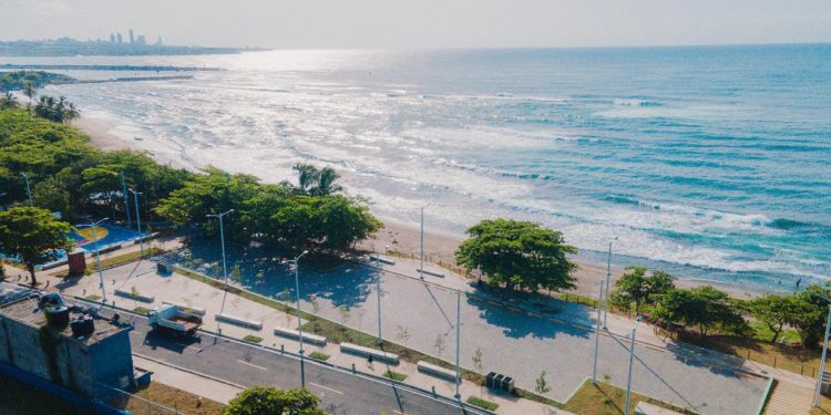 Presidente Abinader y ministro Collado inauguran malecón de Haina