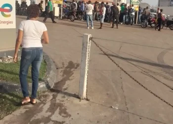 Policía y civil mueren a tiros en estación de combustible en Santo Domingo Norte