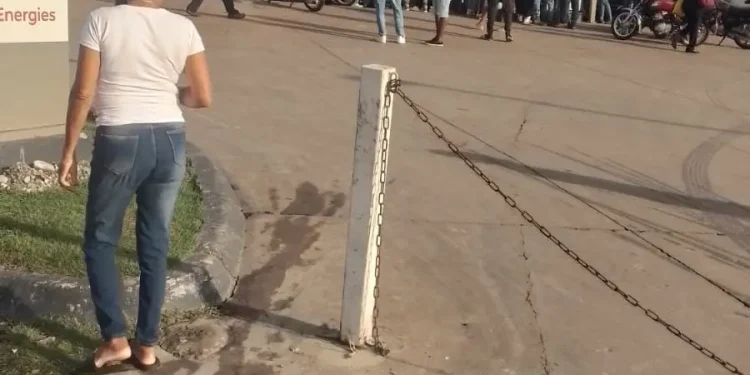 Policía y civil mueren a tiros en estación de combustible en Santo Domingo Norte