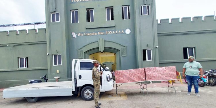 Más de 70 mil cigarrillos ilícitos fueron ocupados bajo el falso piso de un camión en Montecristi