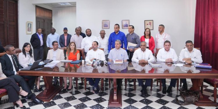 Líderes comunitarios resaltan acuerdo histórico con Barrick Pueblo Viejo tras seis meses de negociación en Cotuí