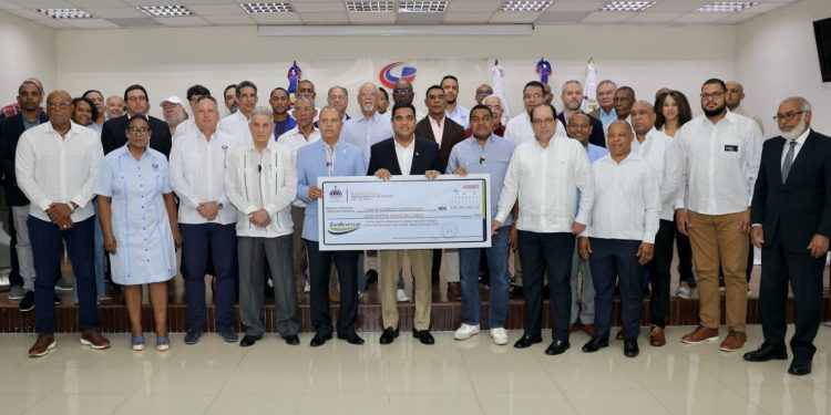 Ministro Kelvin Cruz entrega 220 millones para la preparación de atletas para los Juegos Santo Domingo 2026