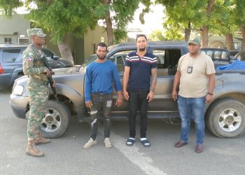 Ejército detiene a dos hombres que escondían contrabando de 10,000 cigarrillos en Valverde