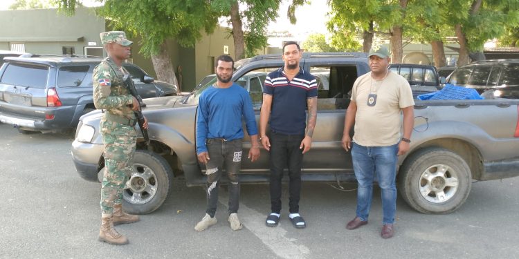 Ejército detiene a dos hombres que escondían contrabando de 10,000 cigarrillos en Valverde