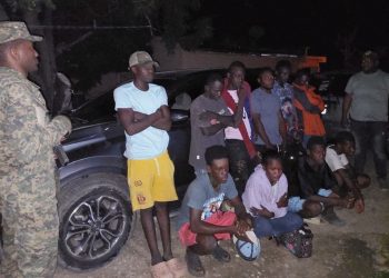 Detienen 12 migrantes indocumentados en jeepeta en Montecristi