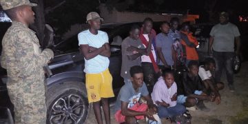 Detienen 12 migrantes indocumentados en jeepeta en Montecristi