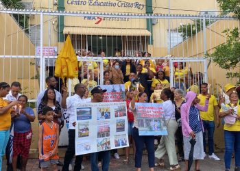 Protestan por terminación de pabellón en la Escuela Parroquial de Cristo Rey