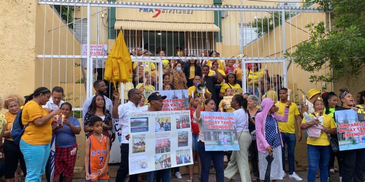 Protestan por terminación de pabellón en la Escuela Parroquial de Cristo Rey