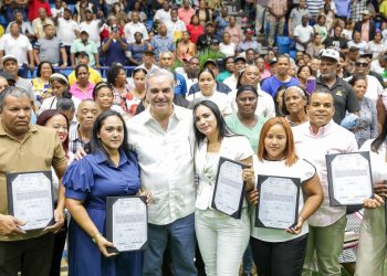 Presidente Abinader supera los 127 mil títulos de propiedad entregados en todo el país