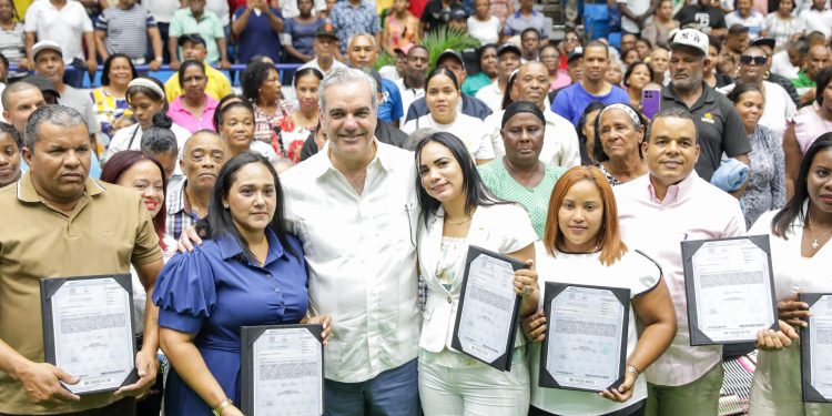 Presidente Abinader supera los 127 mil títulos de propiedad entregados en todo el país