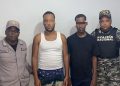 Policía apresa a dos hombres con armas de fuego, pertrechos militares, municiones y presuntos narcóticos en Peralvillo, Monte Plata