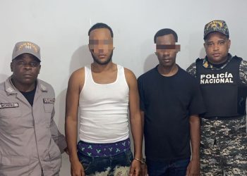 Policía apresa a dos hombres con armas de fuego, pertrechos militares, municiones y presuntos narcóticos en Peralvillo, Monte Plata