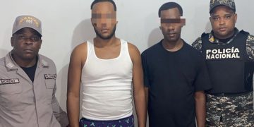 Policía apresa a dos hombres con armas de fuego, pertrechos militares, municiones y presuntos narcóticos en Peralvillo, Monte Plata