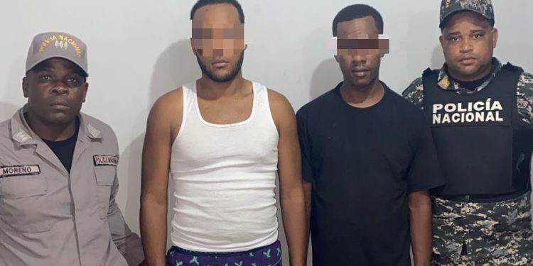 Policía apresa a dos hombres con armas de fuego, pertrechos militares, municiones y presuntos narcóticos en Peralvillo, Monte Plata