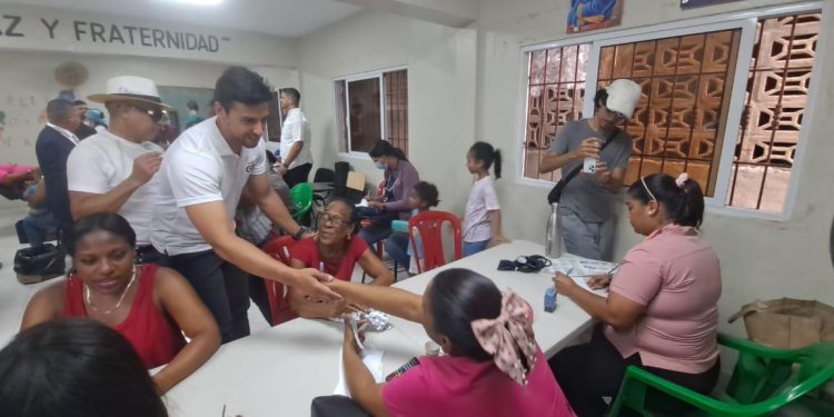 Más de 300 personas beneficiadas en jornada de salud de Raymond Rodríguez y Fundación GBC en Km. 8 de la Carretera Sánchez, DN.