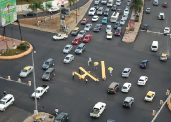 Gobierno anuncia restricciones de giro a la izquierda en más de 25 intersecciones