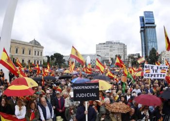 Más de 100.000 españoles exigen la dimisión de Pedro Sánchez