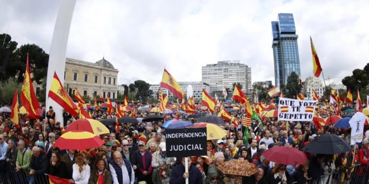 Más de 100.000 españoles exigen la dimisión de Pedro Sánchez