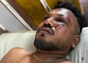 Único superviviente del accidente de India sale del hospital y va al funeral de su hermano