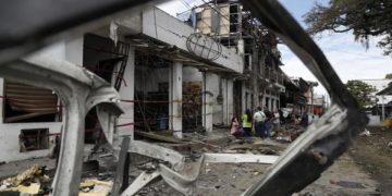 Atentados con bombas se registran en Colombia; francotirador mata a un policía