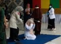 Una mujer recibe 100 latigazos en público en Indonesia por adulterio