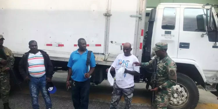 Arrestan nacional haitiano transportando compatriotas indocumentados en un camión en San Juan de la Maguana